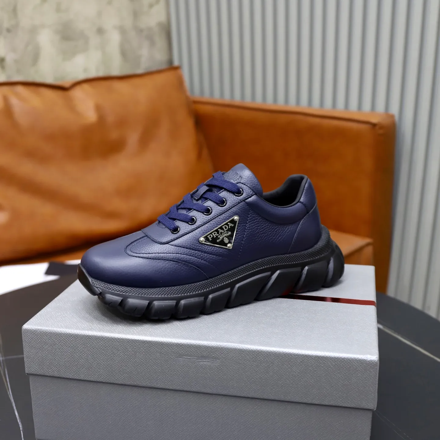 Ex-factory price: 700💰Top original order Brand: PRADA (Prada) Standard code: Men's size 38/44 (45 can be customized) Grade: Same as the official website Material: Original cowhide stitching, cowhide lining, original combination two-color wear-resistant soft outsole Style category: casual sports version, young fashion, European and American trend, British style Color: actual picture color